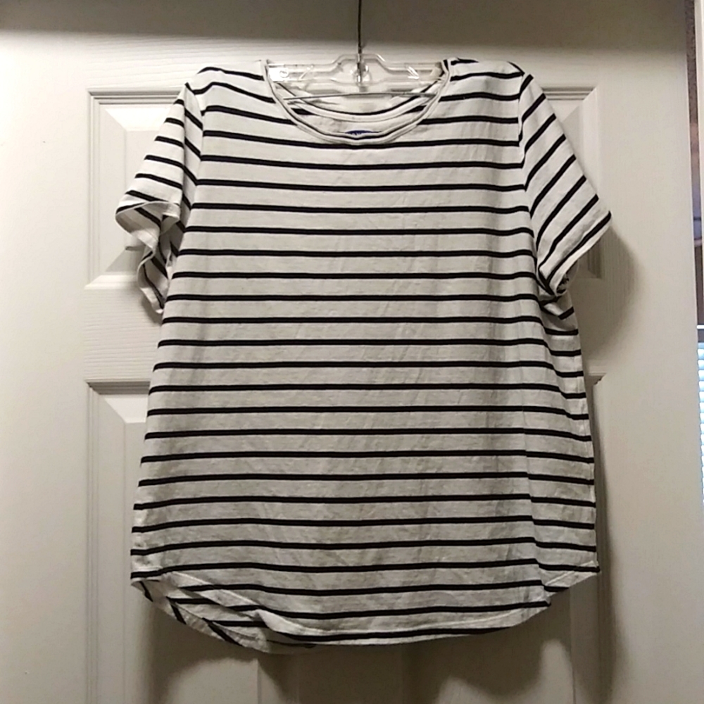 Old Navy black and white T shirt